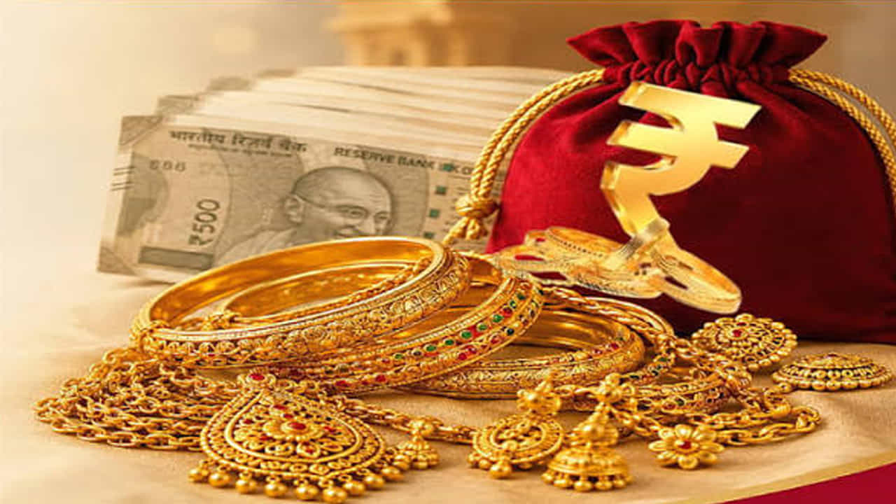 గోల్డ్ లోన్ తీసుకోవాలంటే మీ బంగారాన్ని బ్యాంకులో తాకట్టు పెట్టాల్సి ఉంటుంది. మీరు ఈఎంఐ రూపంలో లేదా ఒకేసారి వడ్డీతో సహా చెల్లించి మీ బంగారాన్ని వెనక్కి తీసుకోవచ్చు. అయితే ఒక ఈఎంఐ లేదా అంతకంటే ఎక్కువ ఈఎంఐలు పెండింగ్లో ఉంటే బ్యాంక్ మీ నగలను వేలం వేస్తుందా? అనే డౌట్ అందరిలో ఉంది. ఈ నియమాల గురించి తెలుసుకుందాం.