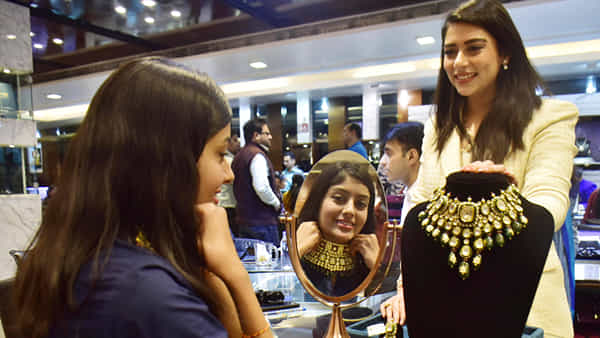 Gold Prices: బంగారం ధరలు భారీగా డౌన్.. ఒక్కరోజులోనే పతనం.. తెలుగు రాష్ట్రాల్లో తులం ఎంతంటే..?