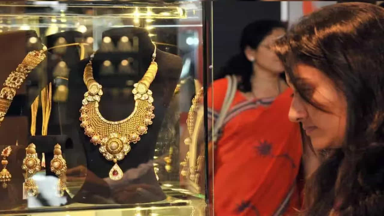 ఇక 22 క్యారెట్ల విషయానికొస్తే.. హైదరాబాద్లో అక్టోబర్ 9న రూ.1,38,150 వద్ద ప్రారంభమవ్వగా.. 16వ తేదీ నాటికి రూ.1,35,150కి దిగొచ్చింది. అంటే వారం మొత్తంలో ధరల రూ.3 వేలు తగ్గింది. అటు వెండి ధరలు కూడా గత వారంలో కుప్పకూలాయి.