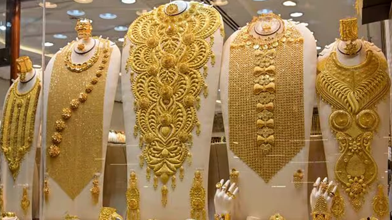 ప్రస్తుతం 10 గ్రామలు 24 క్యారెట్ల బంగారం హైదరాబాద్లో రూ.1,47,170 వద్ద కొనసాగుతోండగా.. 22 క్యారెట్ల ధర రూ.1,34,900 వద్ద ట్రేడవుతోంది. మరి కొద్ది రోజుల్లో దీపావళి రానున్న క్రమంలో ధరలు ఎలా ఉంటాయనే చర్చ నడుస్తోంది. అయితే బంగారం ధరల పెరుగుదల అనేది అనేక అంశాలపై ఆధారపడి ఉంటుంది. అంతర్జాతీయ పరిస్థితులు, దేశీయ డిమాండ్ను బట్టి ధరలు మారుతుంటాయి.