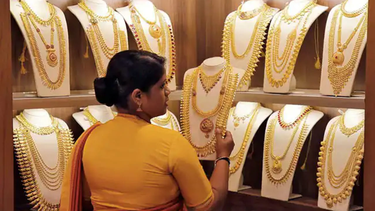 ప్రస్తుతం ఉన్న ధరలు కొనుగోలు చేసేందుకు అవకాశాన్ని కల్పిస్తున్నాయని నిపుణులు చెబుతున్నారు. రాబోయే రోజుల్లో పండుగలు, పెళ్లిళ్ల సీజన్ కారణంగా ధరలు తగ్గే అవకాశం ఉండకపొవచ్చంటున్నారు. కేంద్ర బ్యాంకులు బంగారం నిల్వలను పెంచుకునేందుకు ప్రయత్నిస్తున్నాయి. నవంబర్ నుంచి పెళ్లిళ్ల సీజన్ ఉండటం వల్ల పసిడికి డిమాండ్ బలపడుతుంది.