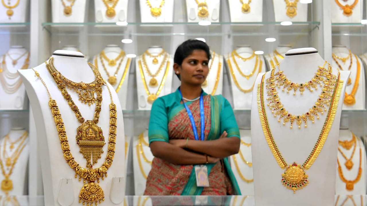 వచ్చే ఏడాది మొదటి త్రైమాసికం వరకు బంగారానికి డిమాండ్ బలంగా కొనసాగవచ్చని విశ్లేషకులు చెబుతున్నారు. ప్రస్తుత ధరలు కొనుగోలు చేయాలనుకునేవారికి మెరుగైన అవకాశాన్ని కల్పిస్తున్నాయని అంటున్నారు. దీంతో విడతల వారీగా కొనుగోలు చేయడం మంచిదని ఆర్ధిక రంగ నిపుణులు సూచిస్తున్నారు. త్వరలో పెళ్లి ఉంటే ఇప్పుడు కొనుగోలు చేయడం మంచిదని సూచనలు చేస్తున్నారు.