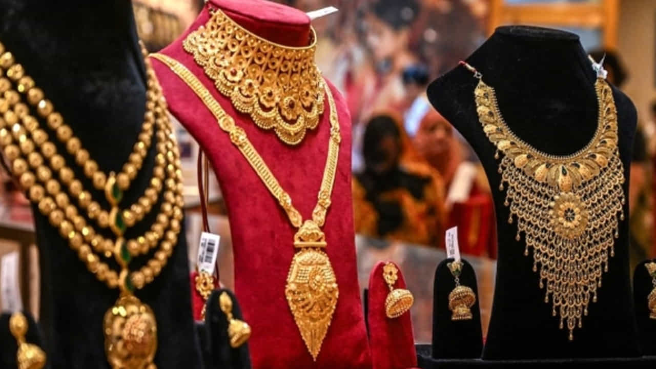 అక్టోబర్ 18న హైదరాబాద్లో 10 గ్రాముల 24 క్యారెట్ల గోల్డ్ రేటు రూ.1,47,660 వద్ద కొనసాగుతోండగా.. 22 క్యారెట్ల రేటు రూ.1,35,350కు లభిస్తోంది. ఇక కేజీ సిల్వర్ రేటు రూ.2.40 లక్షల వద్ద ట్రేడవుతోంది.