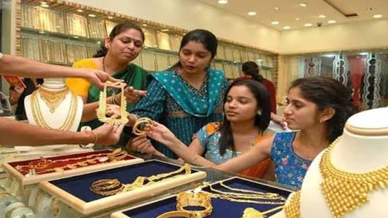 పెళ్లిళ్ల సీజన్లో బంగారం కొనుగోళ్లు ఎక్కువగా జరగడం వల్ల మేకింగ్ ఛార్జీలు కూడా పెరగవచ్చు. అంతేకాకుండా నగల లభ్యత కూడా తగ్గిపోవచ్చు. దీపావళి సమయంలో బంగారం డిమాండ్ గరిష్ట స్థాయికి చేరుకోవచ్చు. నవంబర్ 8 నుంచి నవంబర్ 20 వరకు ఉన్న పెళ్లి ముహూర్తాల కారణంగా పసిడి ధరలు పెరిగే ఛాన్స్ ఉందని నిపుణులు విశ్లేషిస్తున్నారు. రాబోయే రోజుల్లో అంతర్జాతీయ పరిస్థితుల కారణంగా ధరలు ఎలా ఉంటాయో చెప్పలేమంటున్నారు.