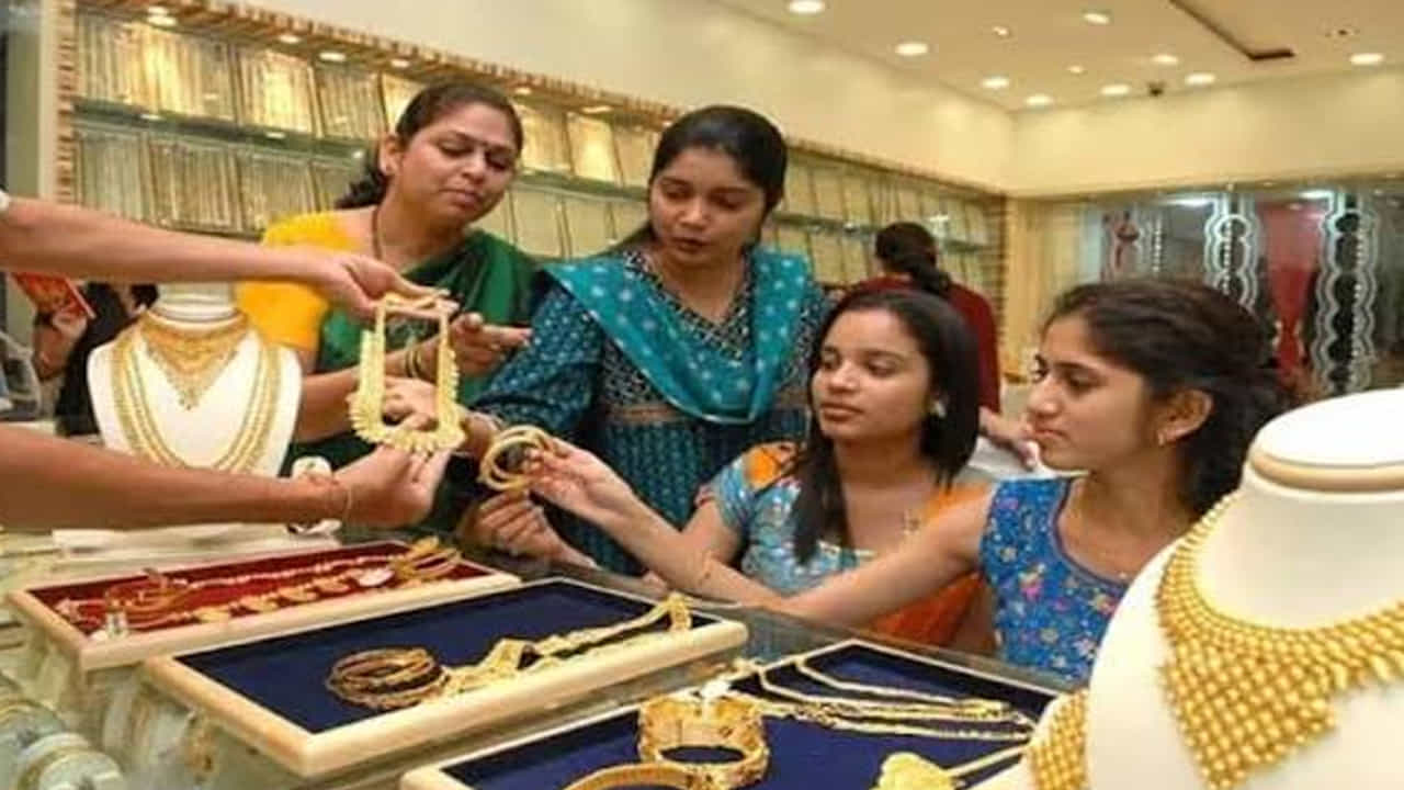 పెళ్లిళ్ల సీజన్‌లో బంగారం కొనుగోళ్లు ఎక్కువగా జరగడం వల్ల మేకింగ్ ఛార్జీలు కూడా పెరగవచ్చు. అంతేకాకుండా నగల లభ్యత కూడా తగ్గిపోవచ్చు. దీపావళి సమయంలో బంగారం డిమాండ్ గరిష్ట స్థాయికి చేరుకోవచ్చు. నవంబర్ 8 నుంచి నవంబర్ 20 వరకు ఉన్న పెళ్లి ముహూర్తాల కారణంగా పసిడి ధరలు పెరిగే ఛాన్స్ ఉందని నిపుణులు విశ్లేషిస్తున్నారు. రాబోయే రోజుల్లో అంతర్జాతీయ పరిస్థితుల కారణంగా ధరలు ఎలా ఉంటాయో చెప్పలేమంటున్నారు.