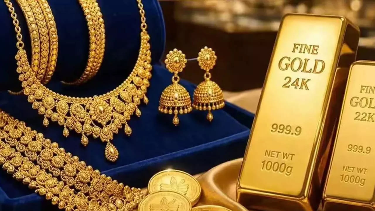 త్వరలో దీపావళి పండుగ రానున్న క్రమంలో డిమాండ్ వల్ల బంగారం ధరలు పెరుగుతున్నట్లు నిపుణులు చెబుతున్నారు. పండుగ వరకు ఇదే పెరుగుదల ఉండే అవకాశముందని అంచనా వేస్తున్నారు. అయితే గోల్డ్ రేట్లలో ఊహించని పరిణామంతో కొనుగోలుదారులు నిరాశ చెందుతున్నారు. పండక్కి బంగారం కొనుగోలుచేసేవారిపై ఇది ప్రభావం చూపనుంది.
