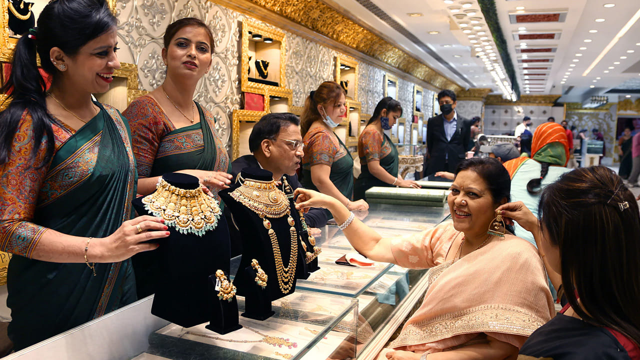 Gold Prices: బాంబ్ పేల్చిన బంగారం ధరలు.. పండక్కి ముందే ఊహించని మార్పు.. అక్టోబర్ 10న తులం ఎంతంటే..?