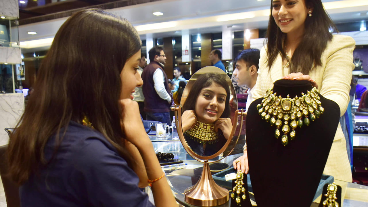 Gold Prices: గోల్డ్ ప్రియులకు భారీ ఊరట.. స్థిరంగా కొనసాగుతున్న రేట్లు.. తెలుగు రాష్ట్రాల్లో తులం ఎంతంటే..?