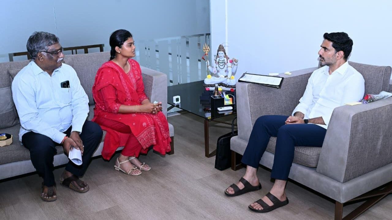 Gold Winner Jyothi Surekha Meets With Minister Nara Lokesh