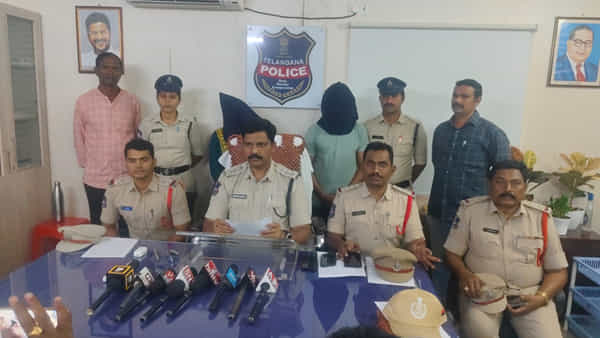 Telangana: ఈ టీచర్ మామూలోడు కాదు.. చిట్టీల పేరుతో కోట్లు వసూల్.. సీన్ కట్ చేస్తే..