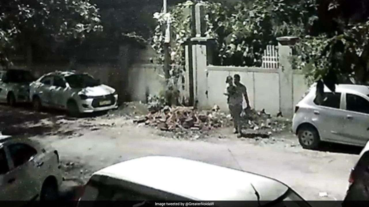 Viral Video: గోడ పక్కన చెత్త వేస్తూ దొరికిపోయాడు.. లౌడ్స్పీకర్లో హెచ్చరికతో షాక్!