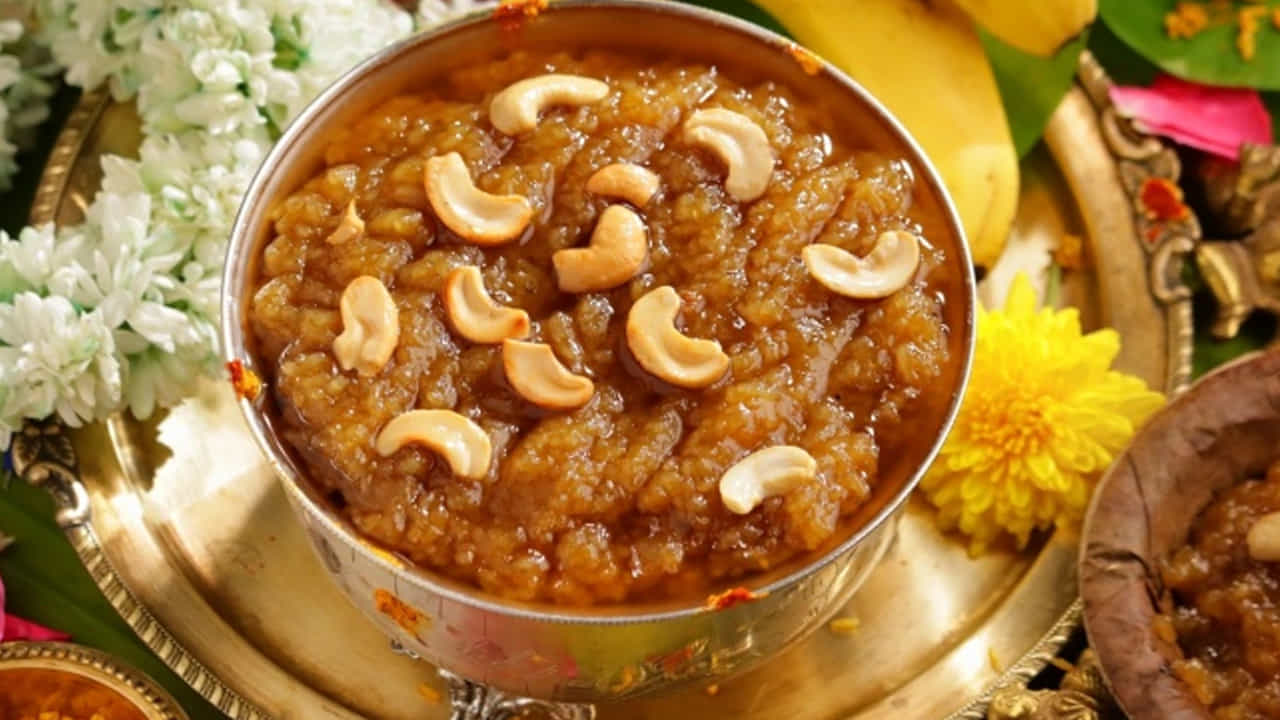 అన్నం ఉడికేలోపు, అర కిలో బెల్లాన్ని తురిమి పెట్టుకోవాలి. ఈ బెల్లంలో ఒక కప్పు నీళ్లు పోసి, స్టవ్ పైన పెట్టి బెల్లం పూర్తిగా కరిగేంత వరకు వేడి చేయాలి. పాకం రానవసరం లేదు, కేవలం బెల్లం కరిగి నీళ్లుగా మారితే సరిపోతుంది. కరిగిన బెల్లం నీళ్లను పక్కన ఉంచాలి.
పచ్చి కొబ్బరిని చిన్న ముక్కలుగా కట్ చేసి మిక్సీలో వేసి మెత్తగా కాకుండా కచ్చాపచ్చాగా బ్లెండ్ చేసుకోవాలి.
