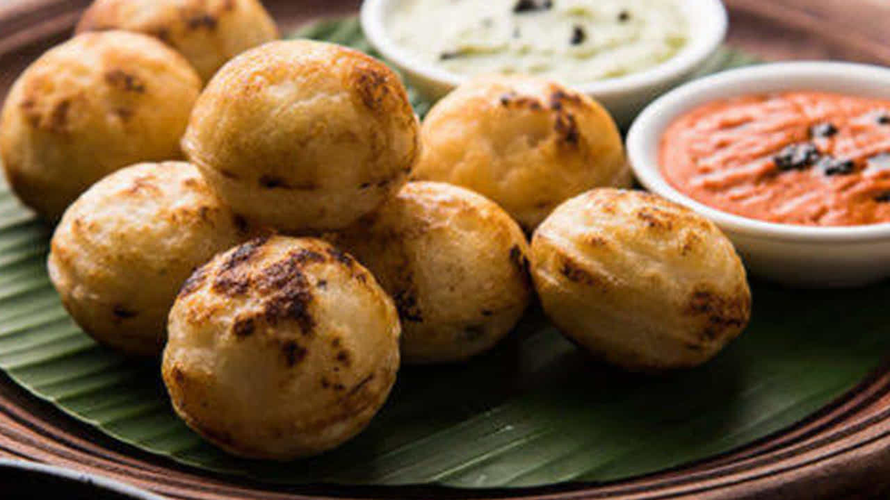 తరువాత, పాన్‌పై మూత పెట్టి ఐదు నిమిషాల పాటు తక్కువ మంటపై ఉడికించాలి. ఐదు నిమిషాల తర్వాత మూత తీసి, పొంగనాలను నెమ్మదిగా తిప్పుకోవాలి. మరో రెండు నిమిషాల పాటు గోధుమ రంగు వచ్చేవరకు ఉడికించాలి. పొంగనాలు బంగారు రంగులోకి మారి, చక్కగా కాలిన తర్వాత, వాటిని ఒక ప్లేట్లోకి తీసుకోవాలి.