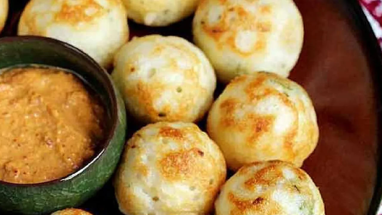 గుంత పొంగనాలు తయారు చేయడానికి కావాల్సిన పదార్థాల్లోకి వెల్లితే .. దోస పిండి – 1 కప్పు,   ఉల్లిపాయ – 1 (చిన్న ముక్కలుగా తరిగినవి),   పచ్చిమిర్చి – 4 (సన్నగా తరిగినవి),   క్యారెట్ – 1 (తురిమినది), ఉప్పు – తగినంత,   నూనె – 1 టేబుల్ స్పూన్ (పొంగనాల పాన్‌.