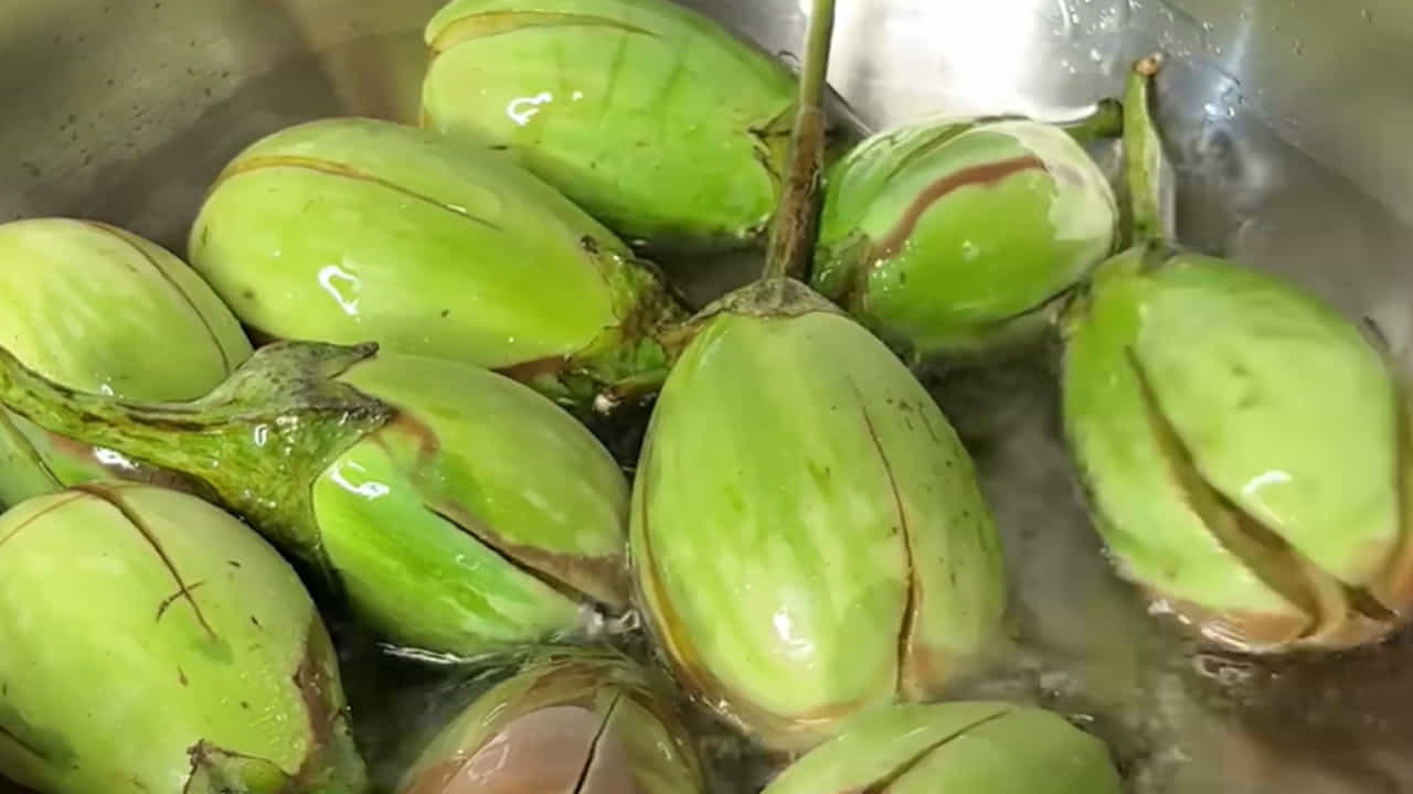 కావాల్సిన పదార్థాలు: వంకాయలు: 500 గ్రాములు, చింతపండు: నిమ్మకాయ సైజు, వంట నూనె: 1 కప్పు (పల్లి లేదా నువ్వుల నూనె ఉత్తమం), ఆవాలు: 2 టీస్పూన్లు, జీలకర్ర: 2 టీస్పూన్లు , మెంతులు: 1/4 టీస్పూన్, ధనియాలు: 1 టేబుల్ స్పూన్, శనగపప్పు: 1 టీస్పూన్, మినప్పప్పు: 1 టీస్పూన్, వెల్లుల్లి రెబ్బలు: 1 , ఎండుమిరపకాయలు: 4-5 , కరివేపాకు: గుప్పెడు, కారం పొడి: 1/2 కప్పు (లేదా రుచికి సరిపడా), ఉప్పు: 1 టేబుల్ స్పూన్ వేసుకోవాలి.