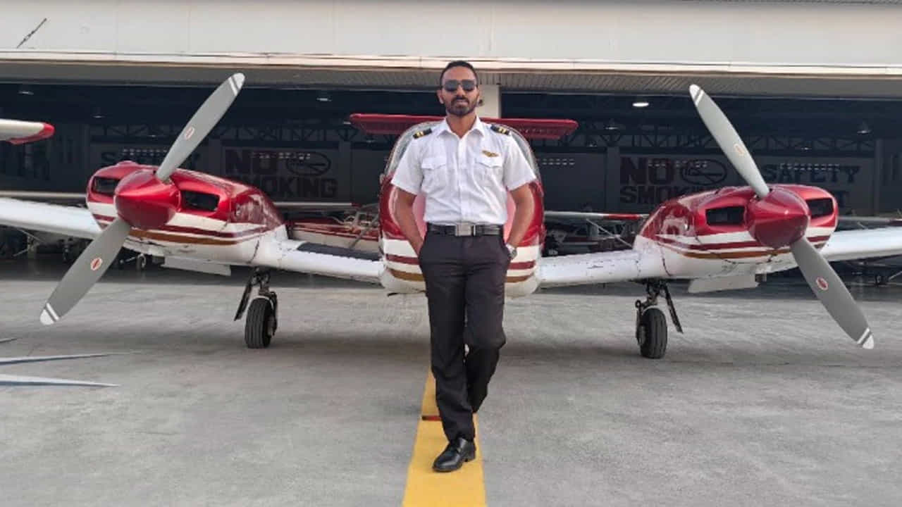 కలలు కనడం కాదు.. వాటిని నిజం చేసుకోవడానికి పట్టుదలతో పోరాడటమే అసలైన విజయం. కేరళంకు చెందిన 30 ఏళ్ల హైజిల్ జెబి జీవితం దీనికి నిదర్శనం. ఇంజనీరింగ్లో 20 బ్యాక్లాగ్స్, ఆర్థిక ఇబ్బందులు, తండ్రిని కోల్పోయిన విషాదం, ఉద్యోగాల్లో ఎదురుదెబ్బలు.. ఇలా ఎన్నో అడ్డంకులు ఎదురైనా పైలట్ కావాలనే తన లక్ష్యాన్ని మాత్రం వదులుకోలేదు. పదేళ్ల నిరీక్షణ తర్వాత ఫిలిప్పీన్స్లో పైలట్ శిక్షణ ప్రారంభించి తన కలను సాకారం చేసుకునే దిశగా అడుగులు వేస్తున్నాడు.