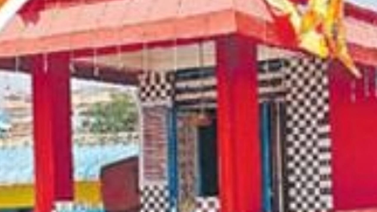 గ్రామంలో పెద్ద ఎత్తున హనుమాన్ దీక్షలు స్వీకరించడం, ఊరంతా 'జై శ్రీరామ్.. జై హనుమాన్' నినాదాలతో మార్మోగడం ఇక్కడి విశేషం. నిత్యాన్నదానాలు, అహోరాత్రుల భజనలు, సంకీర్తనలతో గ్రామమంతా ఒక పుణ్యక్షేత్రాన్ని తలపిస్తుంది. భక్తికి, మొక్కుబడుల నమ్మకానికి సజీవ సాక్ష్యంగా నిలిచిన వెల్లూల గ్రామం నేడు రాష్ట్రవ్యాప్తంగా భక్తులను విశేషంగా ఆకర్షిస్తోంది.