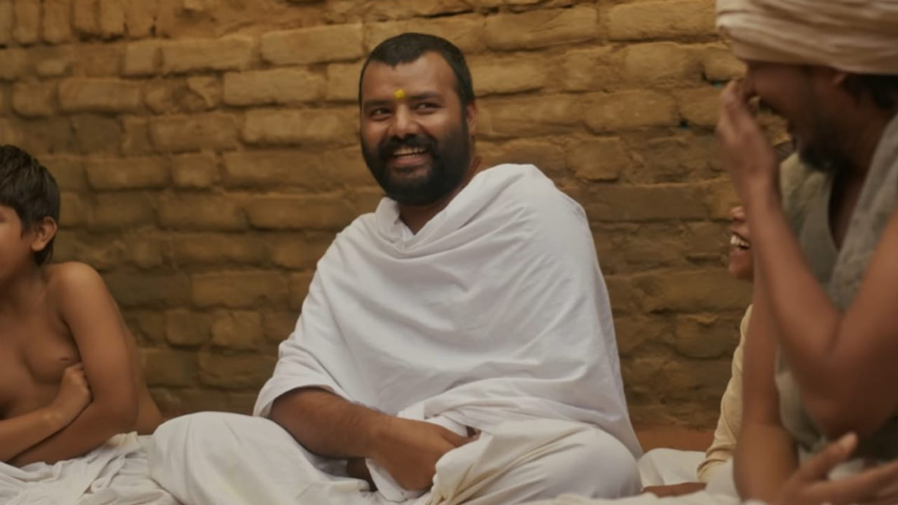 ప్రముఖ సిరియా బాబా , నేమ్ కరోలీ బాబా మహత్యం, ఆధ్యాత్మిక అంశాల నేపథ్యంతో తెరకెక్కిన ఈ చిత్రం ప్రేక్షకుల హృదయాలను అమితంగా ఆకట్టుకుంది. థియేటర్లకు వచ్చిన జనం ప్రవాహంలా తరలిరావడంతో, ప్రపంచవ్యాప్తంగా ఏకంగా 1.5 కోట్లకు పైగా మంది ప్రేక్షకులు ఈ సినిమాను థియేటర్లలో వీక్షించారు. చిన్న చిత్రంగా విడుదలైనప్పటికీ, పబ్లిసిటీ కంటే కూడా "వర్డ్ ఆఫ్ మౌత్" (ప్రేక్షకుల ప్రశంసలు)తోనే ఈ చిత్రం అసాధారణమైన కలెక్షన్లను సాధించింది.