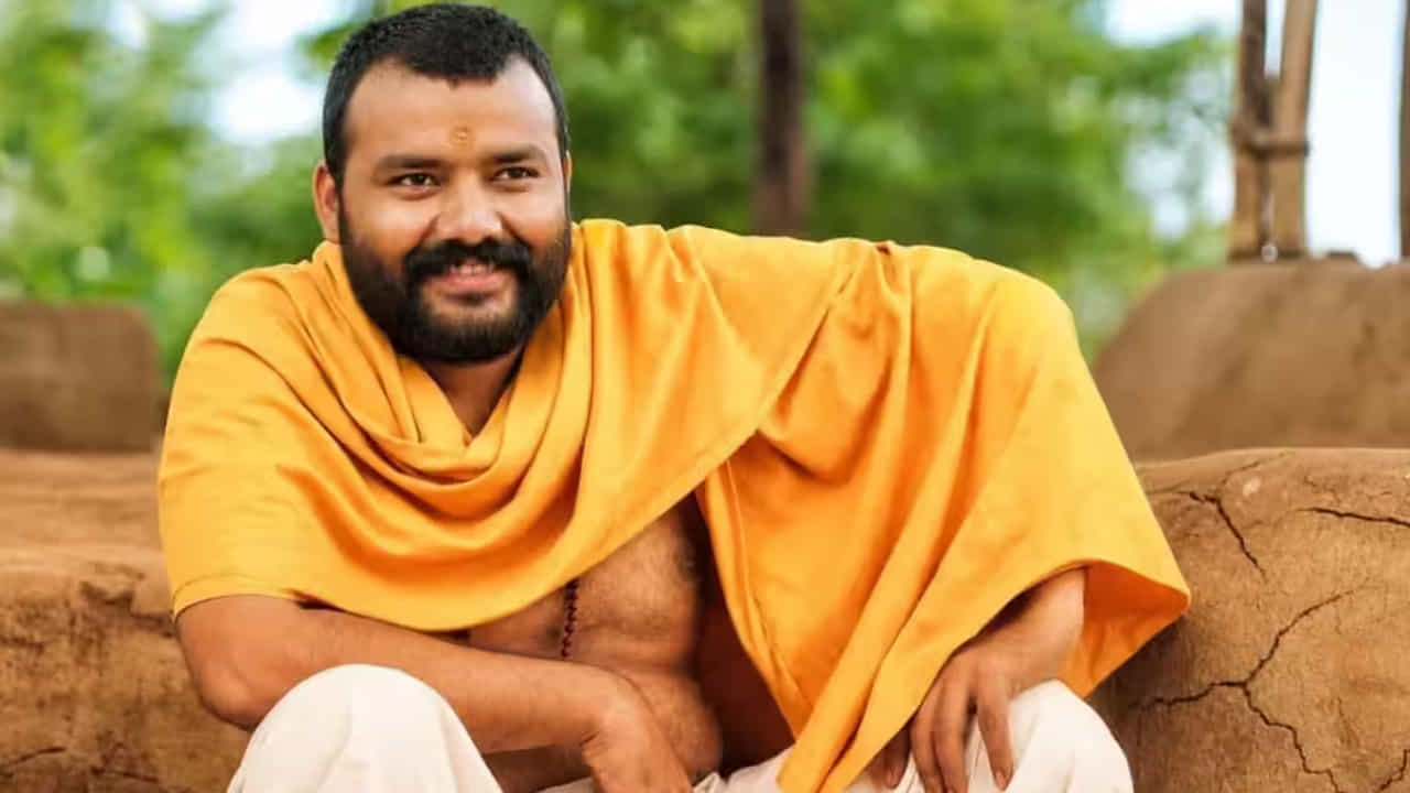 రోలీ బాబా మహిమలు, ఆయన భక్తుల అనుభవాలు , 'హనుమాన్ అంశ'కు ఉన్న అనుబంధాన్ని దర్శకుడు తెరపై ఎంతో ప్రతిభావంతంగా చూపించారు. సినిమా చూసిన ప్రతి ఒక్కరూ భావోద్వేగానికి గురికావడమే కాకుండా, థియేటర్లలో ఆధ్యాత్మిక వాతావరణం నెలకొంది. ఓవైపు రూ. 200-300 కోట్ల బడ్జెట్ సినిమాలే కలెక్షన్ల కోసం తిప్పలు పడుతుంటే.. అతి తక్కువ ఖర్చుతో రూపొంది, 15,000 శాతం లాభాలను అందించిన ఈ చిత్రం సినీ చరిత్రలో ఒక అరుదైన రికార్డుగా నిలిచిపోనుంది.