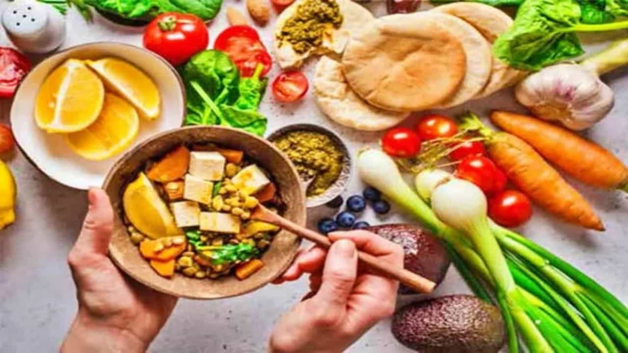పోషకాహారం: రోజువారీ ఆహారంలో విటమిన్-సి, యాంటీఆక్సిడెంట్లు, ఫైబర్ సమృద్ధిగా ఉండే పండ్లు, ఆకుకూరలు, కూరగాయలకు ప్రాధాన్యం ఇవ్వాలి. ఇవి రోగనిరోధక శక్తిని పెంచడమే కాకుండా చర్మానికి సహజమైన మెరుపును అందిస్తాయి. నారింజ, నిమ్మకాయ, ఉసిరి, బొప్పాయి, బ్రోకలీ, పాలకూర వంటి ఆహారాలతో పాటు డ్రై ఫ్రూట్స్, సీడ్స్ తీసుకోవడం వల్ల శరీరానికి, చర్మానికి అవసరమైన పోషకాలు అందుతాయి. ఇవి చర్మంపై వృద్ధాప్య ఛాయలను తగ్గిస్తాయి.
