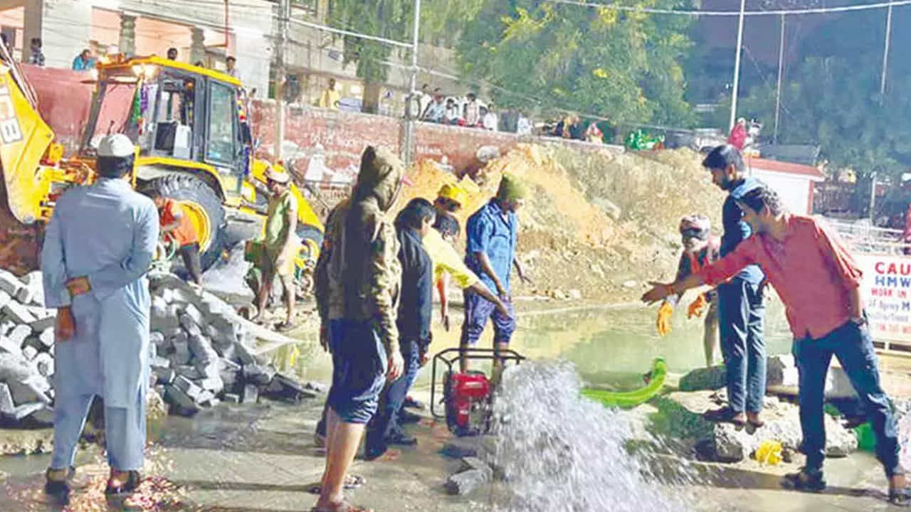 అందులో భాగంగా ప్రస్తుతం సరఫరా చేస్తున్న నీటిని జాగ్రత్తగా వాడుకోవాలని హెచ్చరిస్తున్నారు. ముందస్తు చర్యల్లో భాగంగా.. అవగాహన కల్పిస్తున్నారు. అప్పటికీ మారకపోతే భారీగా ఫైన్లు వేసేందుకూ సిద్ధమవుతున్నారు అధికారులు.