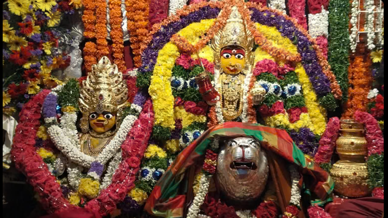 3. శ్రీ ఉజ్జయిని మహంకాళి ఆలయం.. 
సికింద్రాబాద్‌లోని శ్రీ ఉజ్జయిని మహంకాళి ఆలయం తెలంగాణలోనే ప్రసిద్ధి చెందిన అమ్మవారి క్షేత్రాల్లో ఒకటి. ఈ ఆలయం 19వ శతాబ్దం నుంచి భక్తుల ఆరాధనకు కేంద్రంగా నిలిచింది. ఆలయంలో కొలువైన మహంకాళి అమ్మవారిని శక్తి స్వరూపిణిగా భక్తులు పూజిస్తారు. 1814 ప్రాంతంలో సికింద్రాబాద్‌లో కలరా వ్యాధి వ్యాప్తి చెందిన సమయంలో, ఉజ్జయినిలోని మహంకాళి అమ్మవారిని ప్రార్థించాలనే సంకల్పంతో ఈ ఆలయ సంప్రదాయం ప్రారంభమైందని ప్రచారంలో ఉంది. అప్పటి నుంచి అమ్మవారికి ప్రత్యేక పూజలు నిర్వహిస్తున్నారు. ఇక్కడ జరిగే బోనాల ఉత్సవాలు ఎంతో ప్రసిద్ధి చెందాయి. శరన్నవరాత్రుల సమయంలోనూ ఈ ఆలయంలో భక్తుల సందడి కనిపిస్తుంది. విజయదశమి రోజున అమ్మవారిని దర్శించుకుని ధైర్యం, ఆరోగ్యం, శుభాలు కలగాలని భక్తులు ప్రార్థిస్తారు. 
ఆలయ వివరాలు: 
ప్రాంతం: సికింద్రాబాద్, హైదరాబాద్
సందర్శించడానికి అనువైన సమయం: ఆషాఢ మాస బోనాలు, శరన్నవరాత్రులు. 
దర్శన వేళలు: శనివారం నుంచి గురువారం వరకు ఉదయం 6 నుంచి మధ్యాహ్నం 12 గంటల వరకు, తిరిగి సాయంత్రం 4 నుంచి రాత్రి 9 గంటల వరకు. శుక్రవారం ఉదయం 6 నుంచి మధ్యాహ్నం 1 గంట వరకు, సాయంత్రం 4 నుంచి రాత్రి 10 గంటల వరకు.
