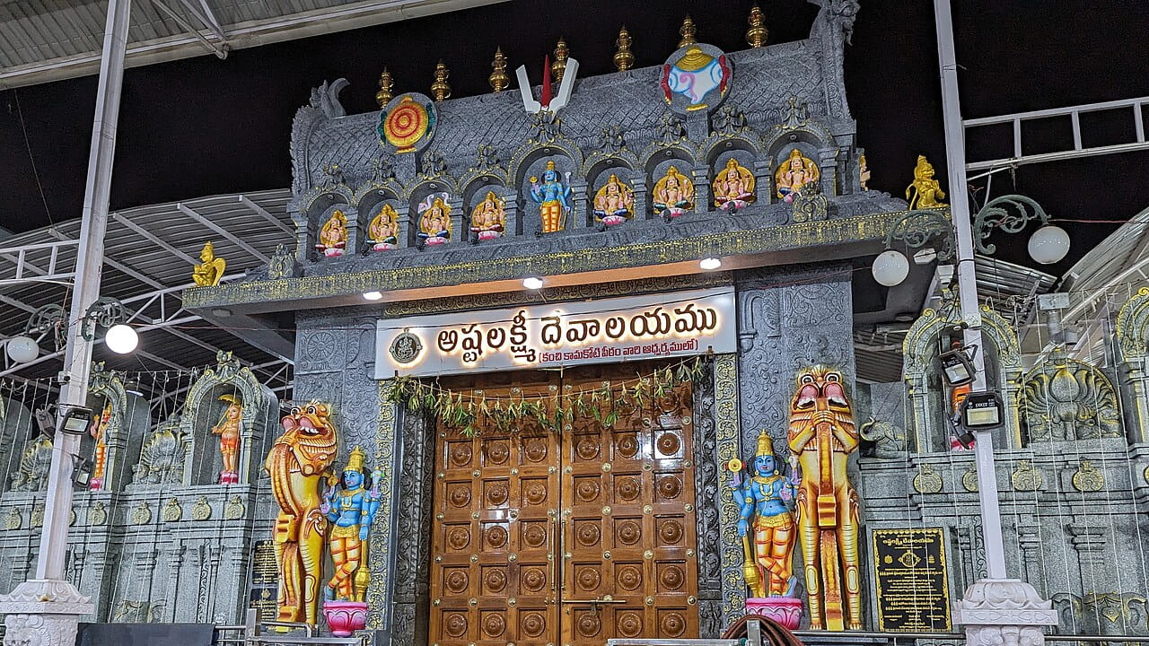 4. అష్టలక్ష్మి ఆలయం.. 
లక్ష్మీదేవి అనుగ్రహం కోరుకునే భక్తులకు హైదరాబాద్‌లోని కొత్తపేట ప్రాంతంలోని అష్టలక్ష్మి ఆలయం ప్రత్యేక ఆకర్షణగా నిలుస్తుంది. అష్టలక్ష్మి అంటే లక్ష్మీదేవి ఎనిమిది రూపాలు. ఆదిలక్ష్మి, ధాన్యలక్ష్మి, ధనలక్ష్మి, గజలక్ష్మి, సంతానలక్ష్మి, ధైర్యలక్ష్మి, విజయలక్ష్మి, విద్యాలక్ష్మి రూపాల్లో అమ్మవారిని ఆరాధిస్తారు. ఈ ఎనిమిది రూపాలు జీవితంలోని వివిధ శుభఫలితాలకు, సంపదకు, ధైర్యానికి, జ్ఞానానికి ప్రతీకలుగా భావిస్తారు. విజయదశమి విజయానికి ప్రతీక కావడంతో, ఈ రోజున విజయలక్ష్మి సహా అష్టలక్ష్మి రూపాలను దర్శించుకోవడం భక్తులకు విశేషమైన ఆధ్యాత్మిక అనుభూతిని అందిస్తుంది. 
ఆలయ వివరాలు: 
ప్రాంతం: కొత్తపేట, హైదరాబాద్. 
సందర్శించడానికి అనువైన సమయం:  శరన్నవరాత్రులు, దీపావళి సమీప రోజులు, అక్టోబర్ నుంచి ఫిబ్రవరి వరకు.
దర్శన వేళలు: సోమవారం నుంచి గురువారం వరకు ఉదయం 6 నుంచి మధ్యాహ్నం 12 గంటల వరకు, సాయంత్రం 5 నుంచి రాత్రి 9 గంటల వరకు.  శుక్రవారం ఉదయం 6 నుంచి మధ్యాహ్నం 1 గంట వరకు, సాయంత్రం 5 నుంచి రాత్రి 10 గంటల వరకు. శని, ఆదివారాల్లో ఉదయం 6 నుంచి మధ్యాహ్నం 1 గంట వరకు, సాయంత్రం 5 నుంచి రాత్రి 9 గంటల వరకు.
