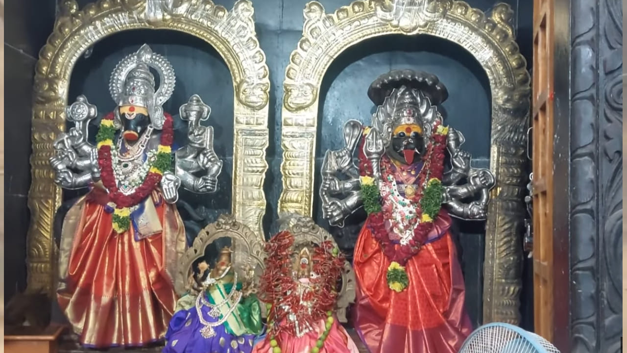 5. శ్రీ వారాహి ప్రత్యంగిరా దేవాలయం.. 
హైదరాబాద్‌లోని కొత్తపేట, ఆర్‌కే పురం ప్రాంతంలో ఉన్న శ్రీ వారాహి ప్రత్యంగిరా దేవాలయం శక్తి ఆరాధకులకు ప్రత్యేకమైన క్షేత్రంగా ప్రసిద్ధి చెందింది. ఇక్కడ శ్రీ వారాహి అమ్మవారు, ప్రత్యంగిరాదేవి, శ్రీ శరభేశ్వర స్వామివారిని ప్రధానంగా ఆరాధిస్తారు. గణపతి, సుబ్రహ్మణ్య స్వామి, కాలభైరవుడు, జ్వాలాముఖి, రాజశ్యామల, శ్రీలలితా త్రిపురసుందరి వంటి దేవతలకు కూడా ఉపాలయాలు ఉన్నాయి. వారాహి అమ్మవారిని దుర్గాదేవి శక్తి స్వరూపాల్లో ఒకటిగా భావిస్తారు. ప్రత్యంగిరాదేవిని ఉగ్రశక్తికి, రక్షణకు ప్రతీకగా భక్తులు ఆరాధిస్తారు. ఈ ఆలయంలో సంప్రదాయ వైదిక పద్ధతుల్లో హోమాలు నిర్వహిస్తారని ఆలయ వివరాలు తెలియజేస్తున్నాయి. పంచమి, పౌర్ణమి, అమావాస్య వంటి సందర్భాల్లో ప్రత్యేక వారాహి, ప్రత్యంగిరా హోమాలు నిర్వహిస్తారు. విజయదశమి రోజున శక్తి ఆరాధనకు ప్రాధాన్యత ఇచ్చే భక్తులు ఈ ఆలయాన్ని కూడా సందర్శించవచ్చు. అయితే ప్రత్యేక పూజలు, హోమాల్లో పాల్గొనాలనుకునేవారు ముందుగానే ఆలయాన్ని సంప్రదించి వివరాలు తెలుసుకోవడం మంచిది.
ఆలయ వివరాలు: 
ప్రాంతం: ప్లాట్ నంబర్ 92, రోడ్ నంబర్ 7, ఇన్‌కమ్ ట్యాక్స్ కాలనీ, ఆర్‌కే పురం, కొత్తపేట, హైదరాబాద్.
దర్శన వేళలు: సోమవారం, బుధవారం నుంచి ఆదివారం వరకు ఉదయం 6:30 నుంచి మధ్యాహ్నం 12 గంటల వరకు, సాయంత్రం 5 నుంచి రాత్రి 8 గంటల వరకు. మంగళవారం ఉదయం 6:30 నుంచి మధ్యాహ్నం 12 గంటల వరకు, సాయంత్రం 3 నుంచి రాత్రి 8 గంటల వరకు. 
ప్రత్యేకత: వారాహి, ప్రత్యంగిరాదేవి ఆరాధన, వైదిక హోమాలు. 
