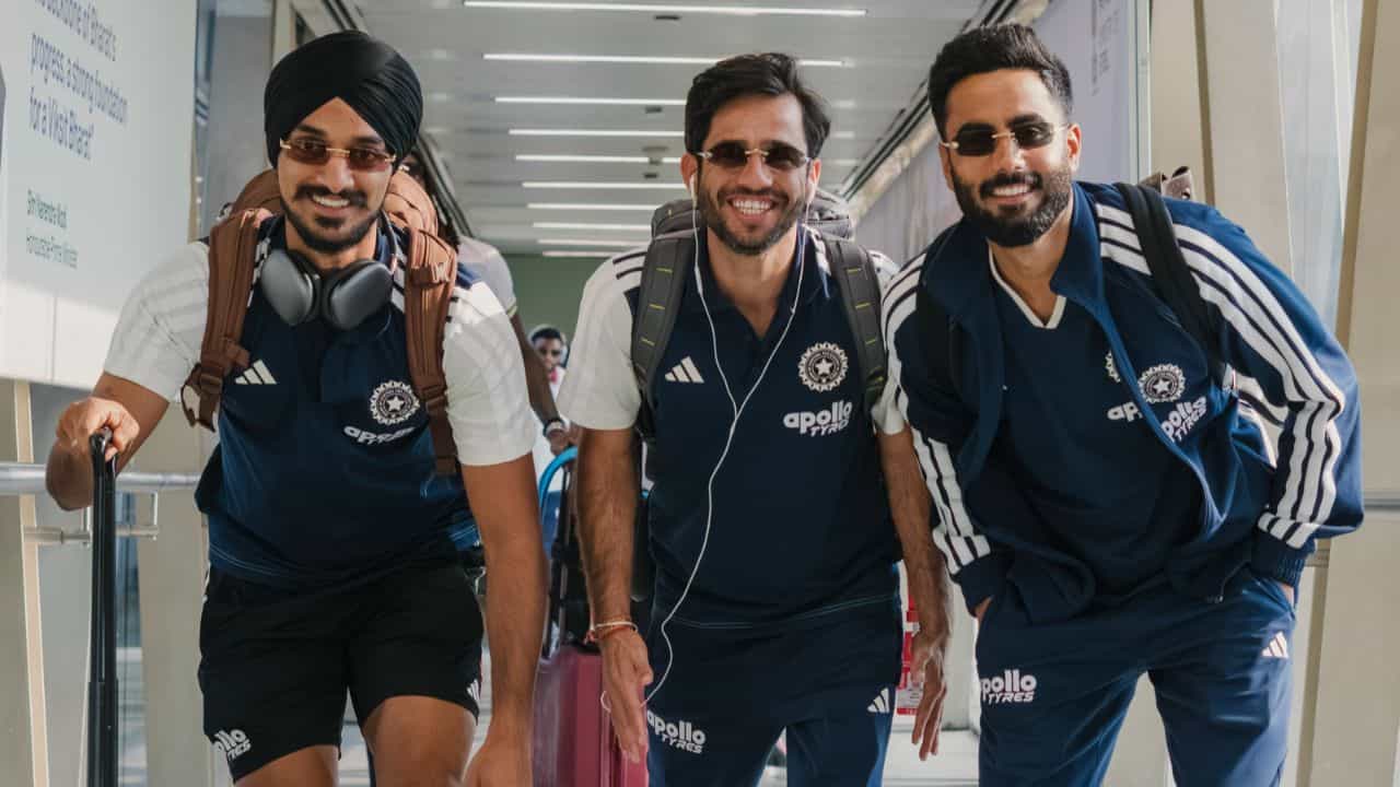 ఈ నేపథ్యంలో, జట్టు మేనేజ్మెంట్ రొటేషన్ పాలసీ ప్రకారం, సంజు శాంసన్ స్థానంలో యువ ఆటగాడు వైభవ్ సూర్యవంశీని ఓపెనర్గా బరిలోకి దించే అవకాశాలున్నాయి. సంజు శాంసన్ భారత్లోనే ఉండి మూడో టీ20 సమయానికి న్యూజిలాండ్కు చేరుకునే అవకాశం ఉందని, లేదా జట్టుతో వెళ్లినప్పటికీ తొలి మ్యాచ్లలో విశ్రాంతి తీసుకునే అవకాశం ఉందని తెలుస్తోంది.