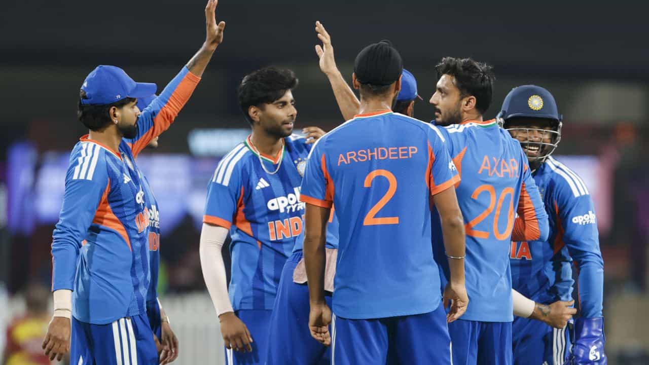 India vs New Zealand T20 series: వెస్టిండీస్తో ఐదు టీ20ల సిరీస్ విజయవంతంగా ముగించుకున్న టీమిండియా, ఇప్పుడు మరో కఠిన సవాల్ను ఎదుర్కొనేందుకు సిద్ధమవుతోంది. న్యూజిలాండ్తో ఐదు టీ20ల సిరీస్, ఆ తర్వాత ఐదు వన్డేల సిరీస్, చివరగా రెండు టెస్టుల సిరీస్లో తలపడేందుకు భారత జట్టు ఈరోజు రాత్రి ఇండియా నుంచి న్యూజిలాండ్కు బయలుదేరనుంది. ఈ పర్యటనలో ముందుగా ఐదు టీ20ల సిరీస్ జరగనుంది. భారత జట్టు రేపు విశ్రాంతి తీసుకుని, 21వ తేదీన ప్రాక్టీస్ సెషన్లో పాల్గొననుంది. అనంతరం, ఈ నెల 22వ తేదీ నుంచి ఐదు టీ20ల సిరీస్ అధికారికంగా ప్రారంభం కానుంది. ఈ సిరీస్లోని తొలి మ్యాచ్ క్రైస్ట్ చర్చ్ వేదికగా జరగనుంది.