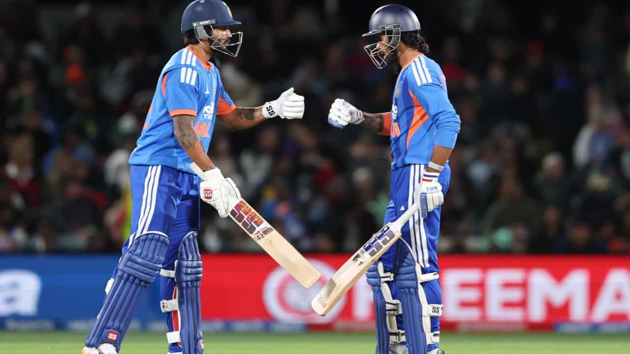 IND vs NZ 3rd T20I: న్యూజిలాండ్తో క్రైస్ట్ చర్చ్ వేదికగా జరిగిన రెండో టీ20 మ్యాచ్లో టీమిండియా యువ సంచలనం వైభవ్ సూర్యవంశి రీఎంట్రీ ఇచ్చినప్పటికీ ఆశించిన స్థాయిలో రాణించలేకపోయాడు. గాయపడిన ఇషాన్ కిషన్ స్థానంలో జట్టులోకి వచ్చిన వైభవ్ సూర్యవంశిని నేరుగా ఓపెనర్గా కాకుండా మూడో స్థానంలో బ్యాటింగ్కు దించారు. అతను ఎనిమిది బంతుల్లో కేవలం నాలుగు పరుగులే చేసి పెవిలియన్ బాట పట్టాడు. వైభవ్ ప్రదర్శనపై టీమిండియా మాజీ స్పిన్ దిగ్గజం రవిచంద్రన్ అశ్విన్ తీవ్ర అసంతృప్తి వ్యక్తం చేస్తూ, టీమ్ మేనేజ్మెంట్ నిర్ణయాన్ని తప్పుపట్టారు.