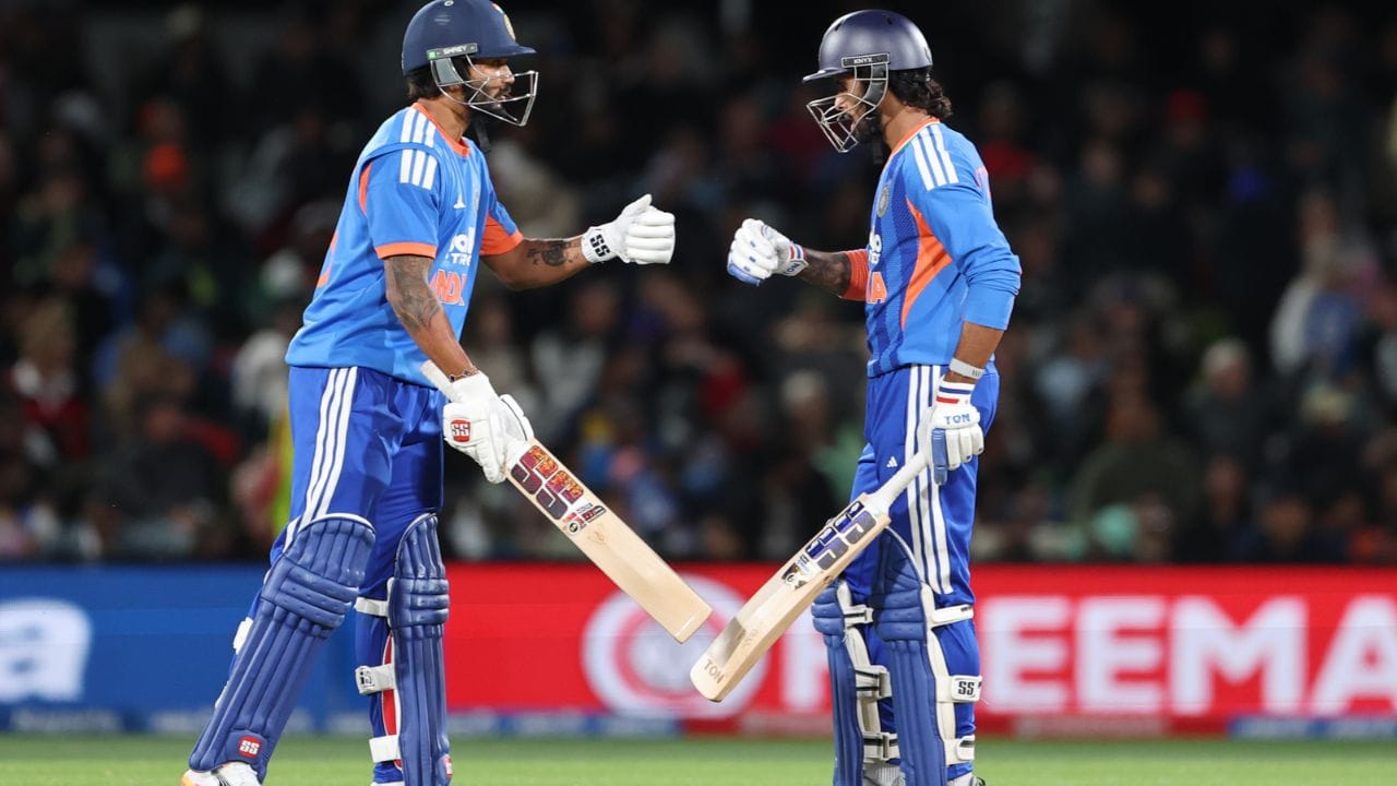 IND vs NZ 3rd T20I: న్యూజిలాండ్తో క్రైస్ట్ చర్చ్ వేదికగా జరిగిన రెండో టీ20 మ్యాచ్లో టీమిండియా యువ సంచలనం వైభవ్ సూర్యవంశి రీఎంట్రీ ఇచ్చినప్పటికీ ఆశించిన స్థాయిలో రాణించలేకపోయాడు. గాయపడిన ఇషాన్ కిషన్ స్థానంలో జట్టులోకి వచ్చిన వైభవ్ సూర్యవంశిని నేరుగా ఓపెనర్గా కాకుండా మూడో స్థానంలో బ్యాటింగ్కు దించారు. అతను ఎనిమిది బంతుల్లో కేవలం నాలుగు పరుగులే చేసి పెవిలియన్ బాట పట్టాడు. వైభవ్ ప్రదర్శనపై టీమిండియా మాజీ స్పిన్ దిగ్గజం రవిచంద్రన్ అశ్విన్ తీవ్ర అసంతృప్తి వ్యక్తం చేస్తూ, టీమ్ మేనేజ్మెంట్ నిర్ణయాన్ని తప్పుపట్టారు.
