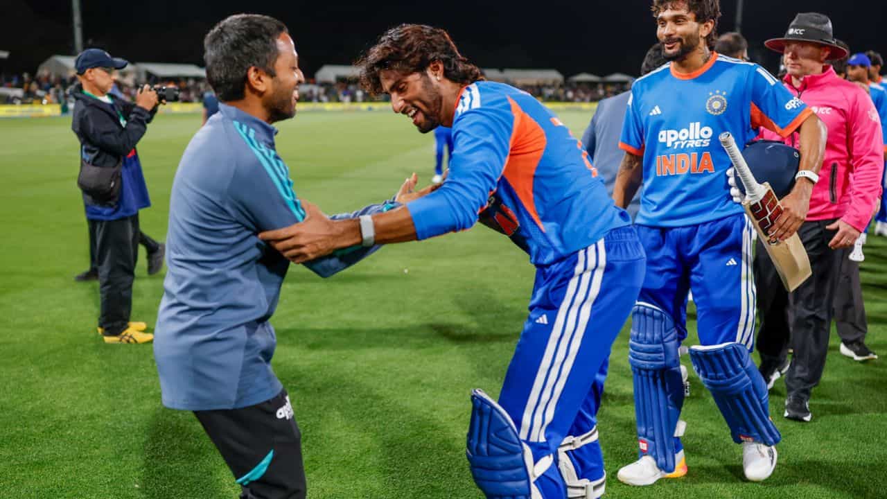 ఈ మ్యాచ్లో తాను భారీ సిక్సర్లు కొట్టాలని అనుకున్నానని, కానీ పెద్ద మైదానంలో సిక్సర్లు కొట్టాలంటే బంతి వేగం కూడా అవసరం అని తిలక్ వర్మ తెలిపాడు. న్యూజిలాండ్ బౌలర్లు వేగం తగ్గించి బంతులు వేశారని, అందుకే చివరి వరకు పోరాడాల్సి వచ్చిందని వివరించాడు. తిలక్ వర్మ అద్భుతమైన ఆటతీరు, కోచ్ సలహా మేరకు ఆడిన తీరు జట్టు విజయానికి కీలకంగా మారాయి.