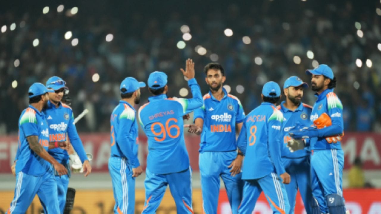 భారత జట్టు (Team India) న్యూజిలాండ్ పర్యటన అక్టోబర్ 22 నుంచి డిసెంబర్ 1 వరకు జరగనుంది. ఈ పర్యటనలో భాగంగా మూడు ఫార్మాట్ల సిరీస్ కోసం బీసీసీఐ (BCCI) తొలుత టీ20 జట్టును ప్రకటించిన సంగతి తెలిసిందే. తాజాగా శుక్రవారం నాడు వన్డే, టెస్టు జట్లను కూడా ప్రకటించింది. ఈ జట్లలో పలువురు ఆటగాళ్లకు తిరిగి చోటు దక్కగా, అంతర్జాతీయ క్రికెట్లో పెద్దగా అనుభవం లేని కొందరికి కూడా అవకాశం లభించింది. కొత్త ఆటగాడిగా కుమార్ కుశాగ్రకు పిలుపు రావడం విశేషం.