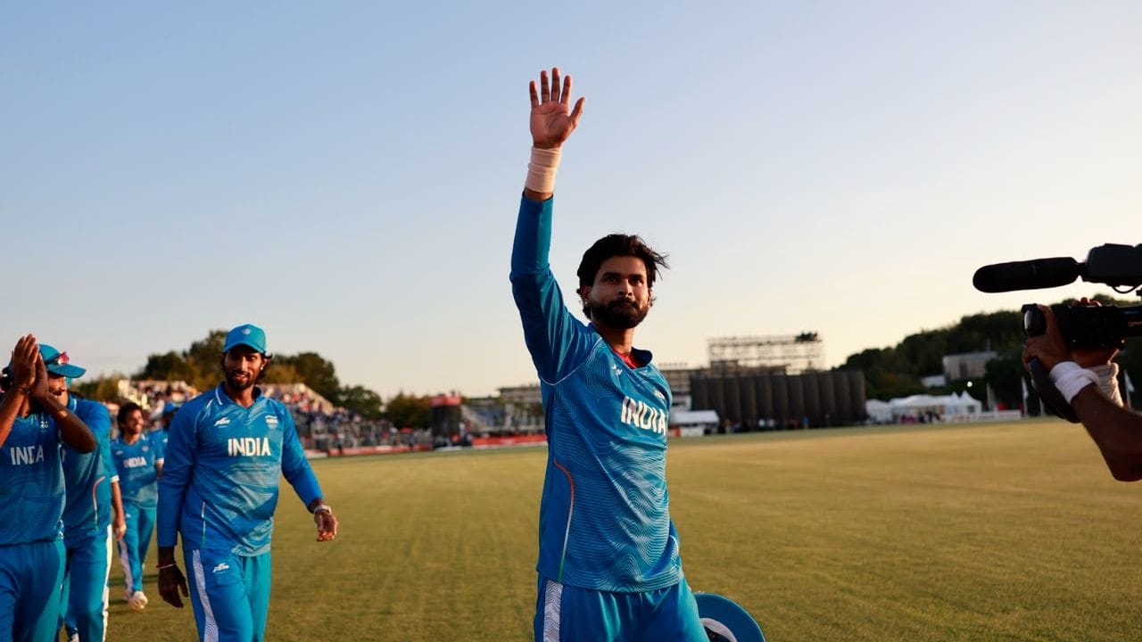India vs West Indies T20I: వెస్టిండీస్తో మూడు వన్డేల సిరీస్ను శుభమాన్ గిల్ సారథ్యంలోని టీమ్ ఇండియా 2-1 తేడాతో విజయవంతంగా కైవసం చేసుకుంది. ఇప్పుడు క్రికెట్ అభిమానుల దృష్టి ఐదు మ్యాచ్ల టీ20 సిరీస్పై కేంద్రీకృతమైంది. ఏషియన్ గేమ్స్లో స్వర్ణం గెలుచుకున్న భారత పురుషుల టీ20 జట్టు, శ్రేయస్ అయ్యర్ కెప్టెన్సీలో స్వదేశంలో వెస్టిండీస్తో తలపడేందుకు సిద్ధమైంది. ఈ ఉత్కంఠభరిత సిరీస్లో భాగంగా ఇరు జట్ల మధ్య తొలి టీ20 మ్యాచ్ ఈ నెల ఆరవ తేదీన లక్నో వేదికగా జరగనుంది.