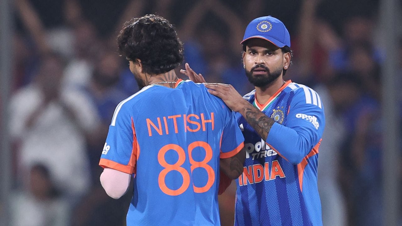 Shreyas Iyer comments India vs West Indies 3rd T20I: ఇండోర్ వేదికగా వెస్టిండీస్తో జరిగిన మూడో టీ20 మ్యాచ్లో భారత జట్టు ఉత్కంఠభరిత విజయాన్ని నమోదు చేసుకుంది. 14 పరుగుల తేడాతో గెలిచిన భారత్, సిరీస్లో తమ పట్టును నిరూపించుకుంది. తొలుత బ్యాటింగ్ చేసిన టీమిండియా నిర్ణీత 20 ఓవర్లలో 223 పరుగుల భారీ స్కోర్ సాధించింది. ఈ భారీ స్కోర్లో ఓపెనర్ అభిషేక్ శర్మ విధ్వంసకర ఇన్నింగ్స్ కీలక పాత్ర పోషించింది. అతను కేవలం 30 బంతుల్లోనే 69 పరుగులు చేసి జట్టుకు అద్భుతమైన ఆరంభాన్ని అందించాడు.