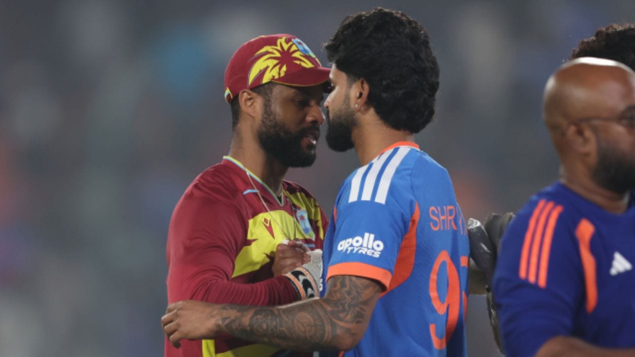 ప్రస్తుతం భారత గడ్డపై వెస్టిండీస్ అద్భుతమైన ప్రదర్శనతో దూసుకుపోతోంది. బ్యాటింగ్, బౌలింగ్ విభాగాల్లోనూ రాణిస్తూ టీమిండియాకు కఠినమైన సవాల్ విసురుతోంది. ఎంత పెద్ద టార్గెట్నైనా ఛేదించేందుకు సిద్ధమవుతూ, అలాగే టార్గెట్ నిర్దేశించడంలో కూడా టీమిండియా కంటే డేంజర్గా మారింది. ఈ నేపథ్యంలో భారత్-వెస్టిండీస్ మధ్య జరగబోయే ఈ ఐదో టీ20 మ్యాచ్ ఆసక్తికరంగా మారింది. టాస్తో సంబంధం లేకుండా ఫలితాలు వస్తున్న నేపథ్యంలో, ఈ చివరి మ్యాచ్లో గెలవాలంటే టీమిండియా ప్లేయర్ల ఆల్-రౌండ్ పర్ఫార్మెన్స్ అత్యంత కీలకం. కేవలం పిచ్, వాతావరణంపై ఆధారపడకుండా, ఆటగాళ్లు తమ అత్యుత్తమ ప్రదర్శన కనబరిస్తేనే మ్యాచ్తో పాటు సిరీస్ గెలిచే అవకాశాలు ఉంటాయి.