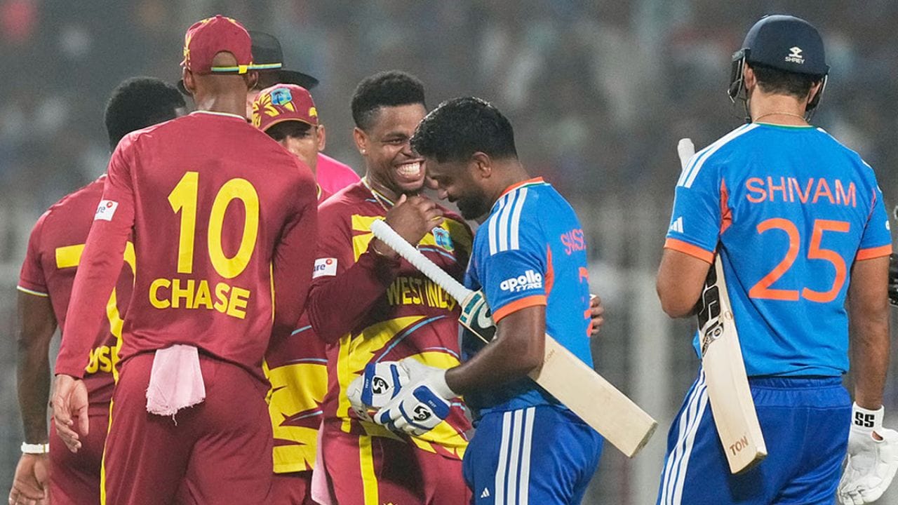ముఖ్యంగా, బెంగళూరులోని చిన్నస్వామి పిచ్ బ్యాటర్లకు స్వర్గధామంగా ప్రసిద్ధి చెందింది. ఈ నేపథ్యంలో వెస్టిండీస్ మరోసారి బ్యాటింగ్లో చెలరేగినా ఆశ్చర్యపోనక్కర్లేదు. దీనికి తగ్గట్టుగా టీమిండియా బౌలర్లు చాకచక్యంగా వ్యవహరించాల్సి ఉంది. కండిషన్స్కు తగ్గ బౌలింగ్ వేయడంలో విఫలమైతే, మరో ఓటమిని చవి చూడటమే కాకుండా సిరీస్ను కోల్పోయి అవమానపాలు కావాల్సి ఉంటుంది.
