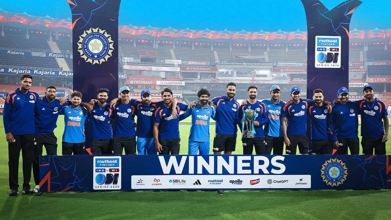 India vs West Indies ODI: వెస్టిండీస్తో జరిగిన మూడో వన్డేలో టీమిండియాకు ఓటమి ఎదురైంది. బ్రిడ్జ్టౌన్లో జరిగిన ఈ మ్యాచ్లో వెస్టిండీస్ ఐదు వికెట్ల తేడాతో భారత్ను ఓడించింది. మూడు సిక్సర్లు, పదిహేడు ఫోర్లతో అజేయంగా 162 పరుగులు సాధించిన షాయీ హోప్ విధ్వంసకర బ్యాటింగ్తో తన జట్టుకు ఘన విజయాన్ని అందించాడు. తొలుత బ్యాటింగ్ చేసిన టీమిండియా భారీ స్కోరు 351 పరుగులు చేయగా, వెస్టిండీస్ కేవలం నలభై ఎనిమిది ఓవర్లలోనే లక్ష్యాన్ని ఛేదించింది. ఈ ఓటమితో టీమిండియా మూడో వన్డేను కోల్పోయినప్పటికీ, తొలి రెండు మ్యాచ్లలో సాధించిన విజయాలతో 2-1 తేడాతో వన్డే సిరీస్ను కైవసం చేసుకుంది. ఈ విజయంతో వెస్టిండీస్ తమ పరువు నిలుపుకుంది.