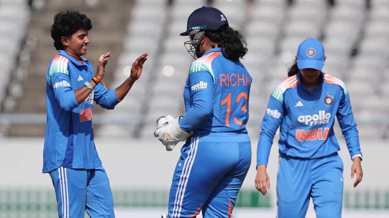 Sree Charani Bowling: భారత్ మహిళలు (India Women), జింబాబ్వే మహిళలు (Zimbabwe Women) మధ్య జరుగుతున్న తొలి వన్డేలో టీమిండియా బౌలర్ శ్రీ చరణి (Sree Charani) అద్భుత ప్రదర్శనతో ఆకట్టుకుంది. జింబాబ్వే బ్యాటర్లను కట్టడి చేసిన ఆమె 8 ఓవర్ల స్పెల్లో ఏకంగా 3 వికెట్లు పడగొట్టింది. అంతేకాదు.. ఈ 8 ఓవర్లలో 3 ఓవర్లను మెయిడిన్లుగా పూర్తి చేయడం విశేషం. కేవలం 18 పరుగులు మాత్రమే ఇచ్చి జింబాబ్వే బ్యాటింగ్ లైనప్ను తీవ్ర ఒత్తిడిలోకి నెట్టింది.