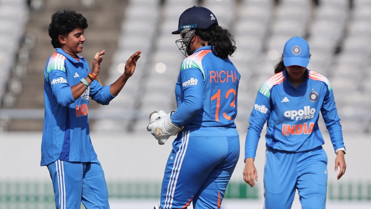 Sree Charani Bowling: భారత్ మహిళలు (India Women), జింబాబ్వే మహిళలు (Zimbabwe Women) మధ్య జరుగుతున్న తొలి వన్డేలో టీమిండియా బౌలర్ శ్రీ చరణి (Sree Charani) అద్భుత ప్రదర్శనతో ఆకట్టుకుంది. జింబాబ్వే బ్యాటర్లను కట్టడి చేసిన ఆమె 8 ఓవర్ల స్పెల్లో ఏకంగా 3 వికెట్లు పడగొట్టింది. అంతేకాదు.. ఈ 8 ఓవర్లలో 3 ఓవర్లను మెయిడిన్లుగా పూర్తి చేయడం విశేషం. కేవలం 18 పరుగులు మాత్రమే ఇచ్చి జింబాబ్వే బ్యాటింగ్ లైనప్ను తీవ్ర ఒత్తిడిలోకి నెట్టింది.