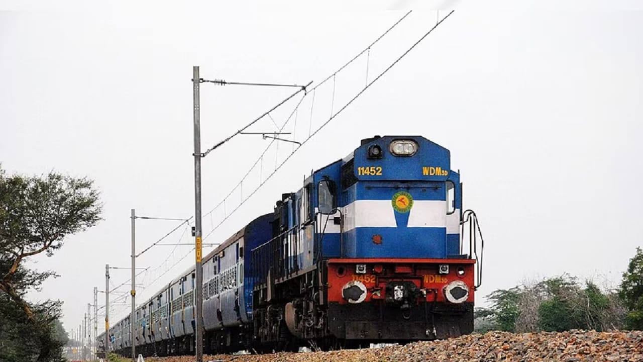 Inidan Railways: దసరా, దీపావళికి ట్రైన్ టికెట్ బుక్ చేసుకుంటున్నాారా..? ఈ రైళ్లల్లో సీట్లు ఖాళీ.. వెంటనే బుక్ చేస్కోండి..
