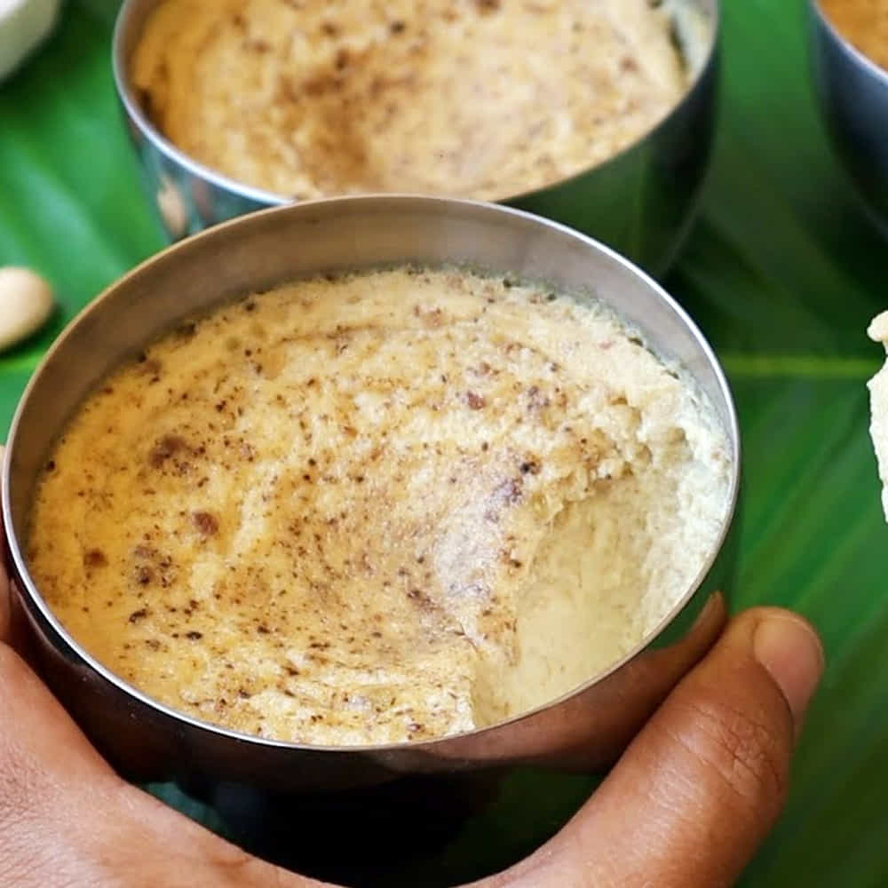 కావలసిన పదార్థాలు: అర లీటర్(500 ml) పచ్చి పాలు, 1 ప్యాకెట్ సుమారు 100 గ్రాముల జున్ను పౌడర్, 150 గ్రాముల సన్నగా తురిమిన బెల్లం, అర టీస్పూన్ నల్ల మిరియాల పొడి,
పావు టీస్పూన్ యాలకుల పొడి, 2 పెద్ద గ్లాసుల నీళ్లు. గమనిక: బెల్లం ఇష్టం లేని వారు బెల్లానికి బదులుగా 150 గ్రాముల పంచదారను కూడా వాడుకోవచ్చు.