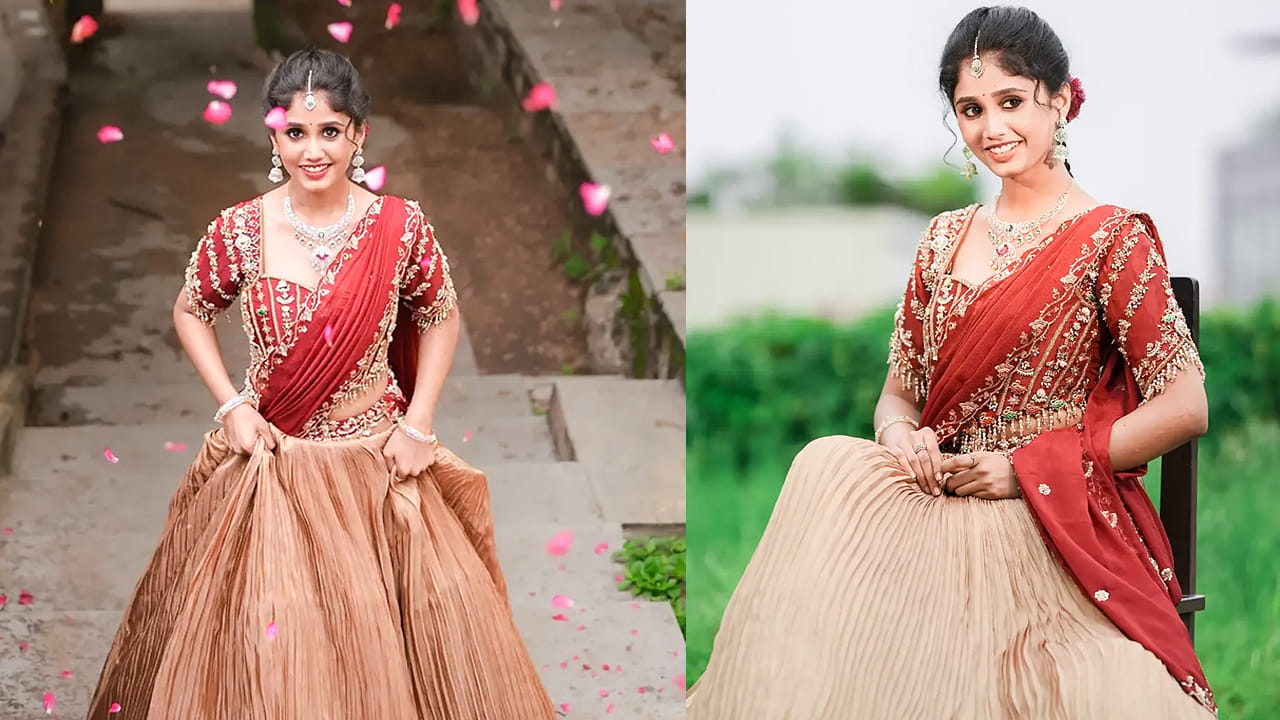  . ఈ ఫొటోల్లో లంగా ఓణీలో చాలా ట్రెడిషినల్ గా క్యూట్ లుక్స్ లో కనిపించింది సామ్. వీటిని చూసిన నెటిజన్లు క్రేజీ కామెంట్స్ చేస్తున్నారు. 'సో క్యూట్, బ్యూటిఫుల్' అంటూ కాంప్లిమెంట్స్ ఇస్తున్నారు.