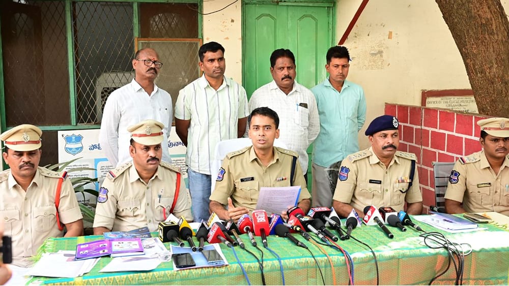 రెట్టింపు వడ్డీ ఇస్తామంటే ఆశపడ్డారు.. కట్‌చేస్తే ఏకంగా రూ. 10కోట్లతో జంప్.. అసలు మ్యాటరేంటంటే?