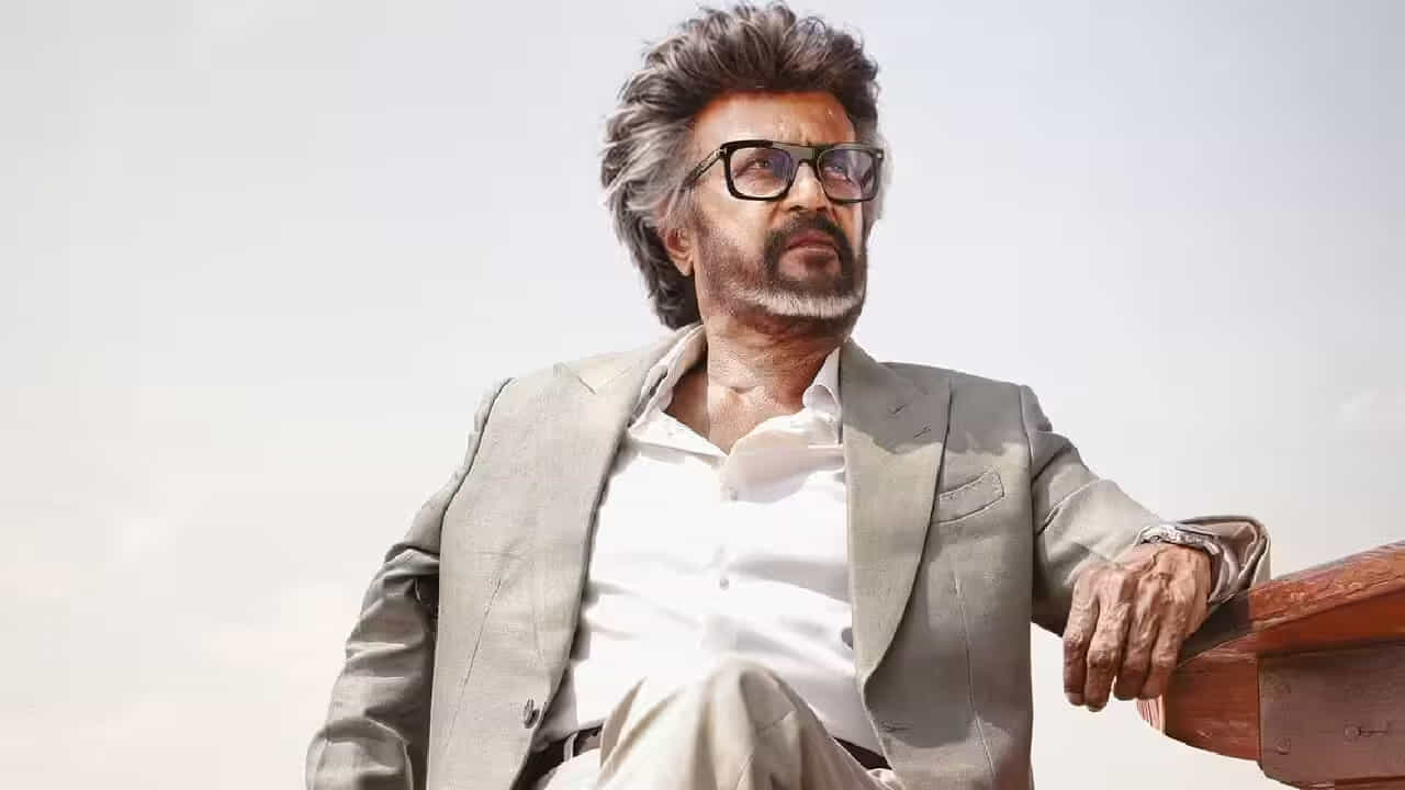 సూపర్స్టార్ రజినీకాంత్, క్రియేటివ్ డైరెక్టర్ నెల్సన్ దిలీప్కుమార్ కాంబినేషన్లో వచ్చిన మోస్ట్ అవేటెడ్ సీక్వెల్ 'జైలర్ 2' బాక్సాఫీస్ వద్ద సరికొత్త చరిత్ర సృష్టిస్తోంది. మొదటి భాగం తెచ్చిపెట్టిన అపారమైన క్రేజ్తో భారీ అంచనాల నడుమ ప్రపంచవ్యాప్తంగా విడుదలైన ఈ యాక్షన్ ఎంటర్టైనర్, థియేటర్లలో కలెక్షన్ల సునామీ సృష్టిస్తోంది. విడుదేలైన మొదటి రోజు నుంచే పాజిటివ్ టాక్ను సొంతం చేసుకున్న ఈ చిత్రం, కేవలం మూడే రోజుల్లోనే ఊహించని రికార్డులను తిరగరాసింది.