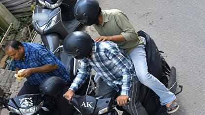 రూ.20 కచోరీ మోజులో రూ.20 లక్షలు మాయం..!