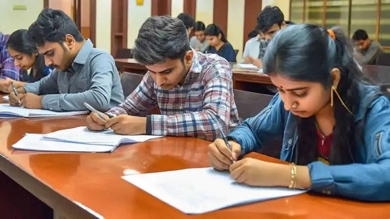 JEE Main: జేఈఈ మెయిన్ షెడ్యూల్ విడుదల.. దరఖాస్తు చేసుకునేందుకు ఆ రోజే లాస్ట్ డేట్!