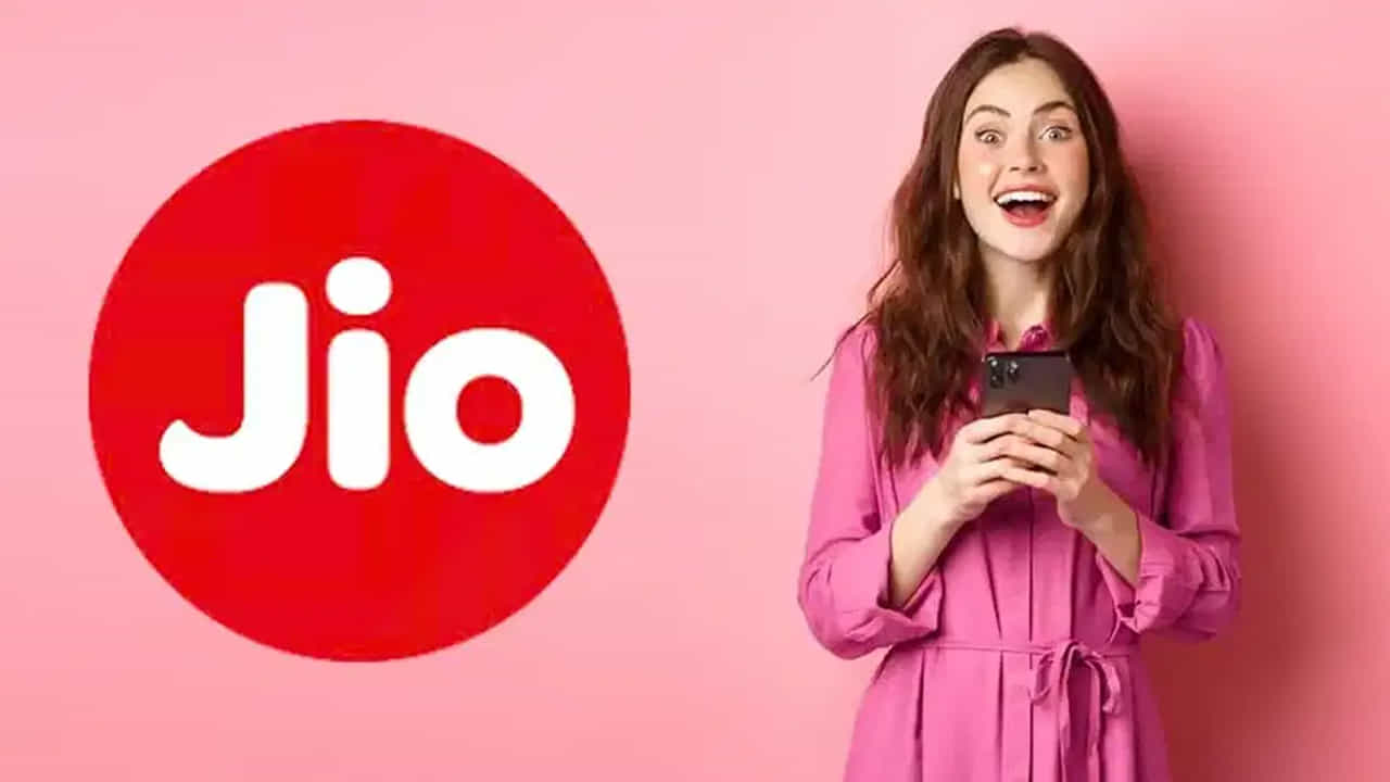 Jio: ఇంట్లో ప్రత్యేక వై-ఫై, టీవీకి ప్రత్యేక కనెక్షన్, సినిమాలు చూడటానికి ఓటీటీ యాప్లకు ప్రత్యేక సబ్స్క్రిప్షన్. వీటన్నిటి ఖర్చులను భరించడం తరచుగా బడ్జెట్ను మించిపోతుంది. కానీ ఇప్పుడు ఈ మూడు సేవలకు వేర్వేరు ప్లాన్లు తీసుకోవడానికి బదులుగా, ఇంటర్నెట్, టీవీ, ఓటీటీ ప్రయోజనాలను ఒకే ప్యాక్లో పొందే అవకాశాన్ని జియో అందిస్తోంది. రిలయన్స్ జియో జియోహోమ్ ప్యాక్లో, వినియోగదారులు తమ అవసరాలకు అనుగుణంగా టీవీ, వై-ఫై లేదా ఈ మూడు సర్వీసులు కలిపి ఎంచుకోవచ్చు. ఈ ప్యాక్ ప్రారంభ ప్రభావవంతమైన ధర నెలకు రూ. 400.