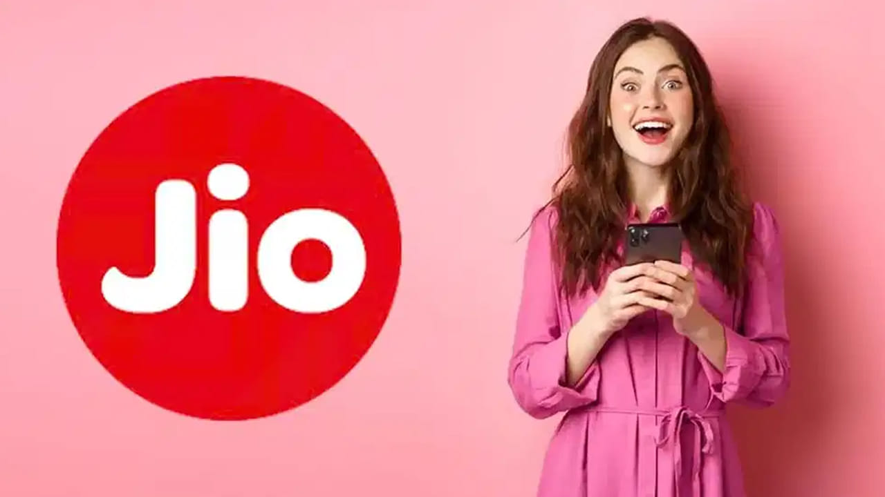 Jio: ఇంట్లో ప్రత్యేక వై-ఫై, టీవీకి ప్రత్యేక కనెక్షన్, సినిమాలు చూడటానికి ఓటీటీ యాప్లకు ప్రత్యేక సబ్స్క్రిప్షన్. వీటన్నిటి ఖర్చులను భరించడం తరచుగా బడ్జెట్ను మించిపోతుంది. కానీ ఇప్పుడు ఈ మూడు సేవలకు వేర్వేరు ప్లాన్లు తీసుకోవడానికి బదులుగా, ఇంటర్నెట్, టీవీ, ఓటీటీ ప్రయోజనాలను ఒకే ప్యాక్లో పొందే అవకాశాన్ని జియో అందిస్తోంది. రిలయన్స్ జియో జియోహోమ్ ప్యాక్లో, వినియోగదారులు తమ అవసరాలకు అనుగుణంగా టీవీ, వై-ఫై లేదా ఈ మూడు సర్వీసులు కలిపి ఎంచుకోవచ్చు. ఈ ప్యాక్ ప్రారంభ ప్రభావవంతమైన ధర నెలకు రూ. 400.